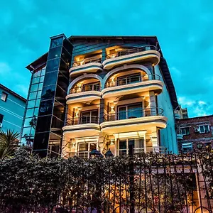 Otel Broadway, Tiran